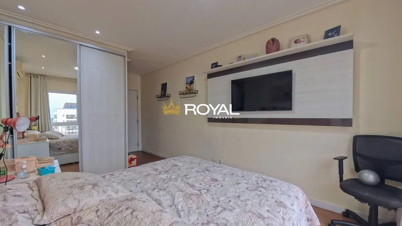 4-bedroom apartment in a building with a pool — photo 32