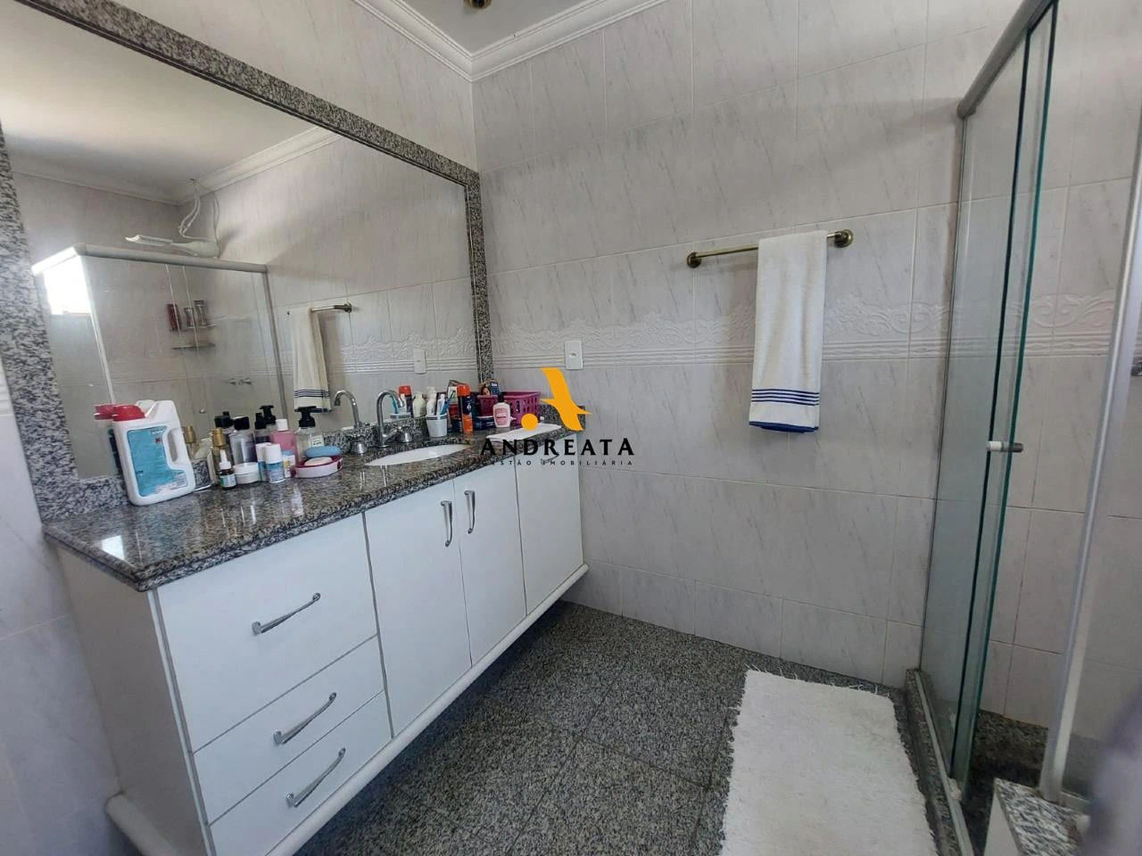 425 m² house with a private pool and a bathtub — photo 29