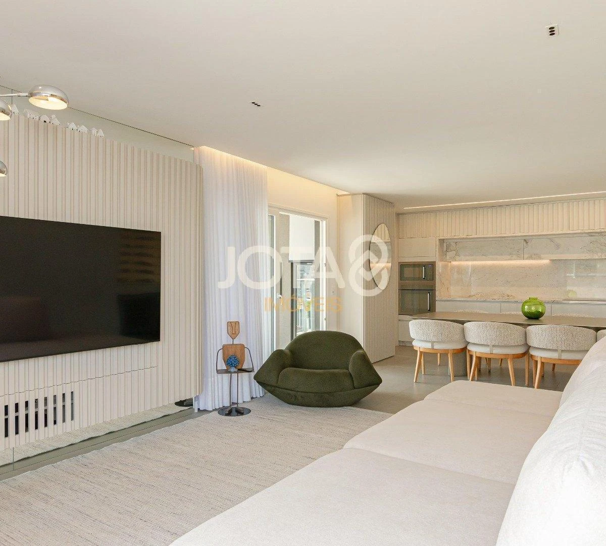 Floor-to-ceiling windows in a 3-bedroom apartment, 194 m² — photo 30