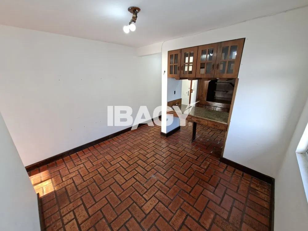 Unfurnished 2-bedroom apartment with no parking and fitted kitchen — photo 4