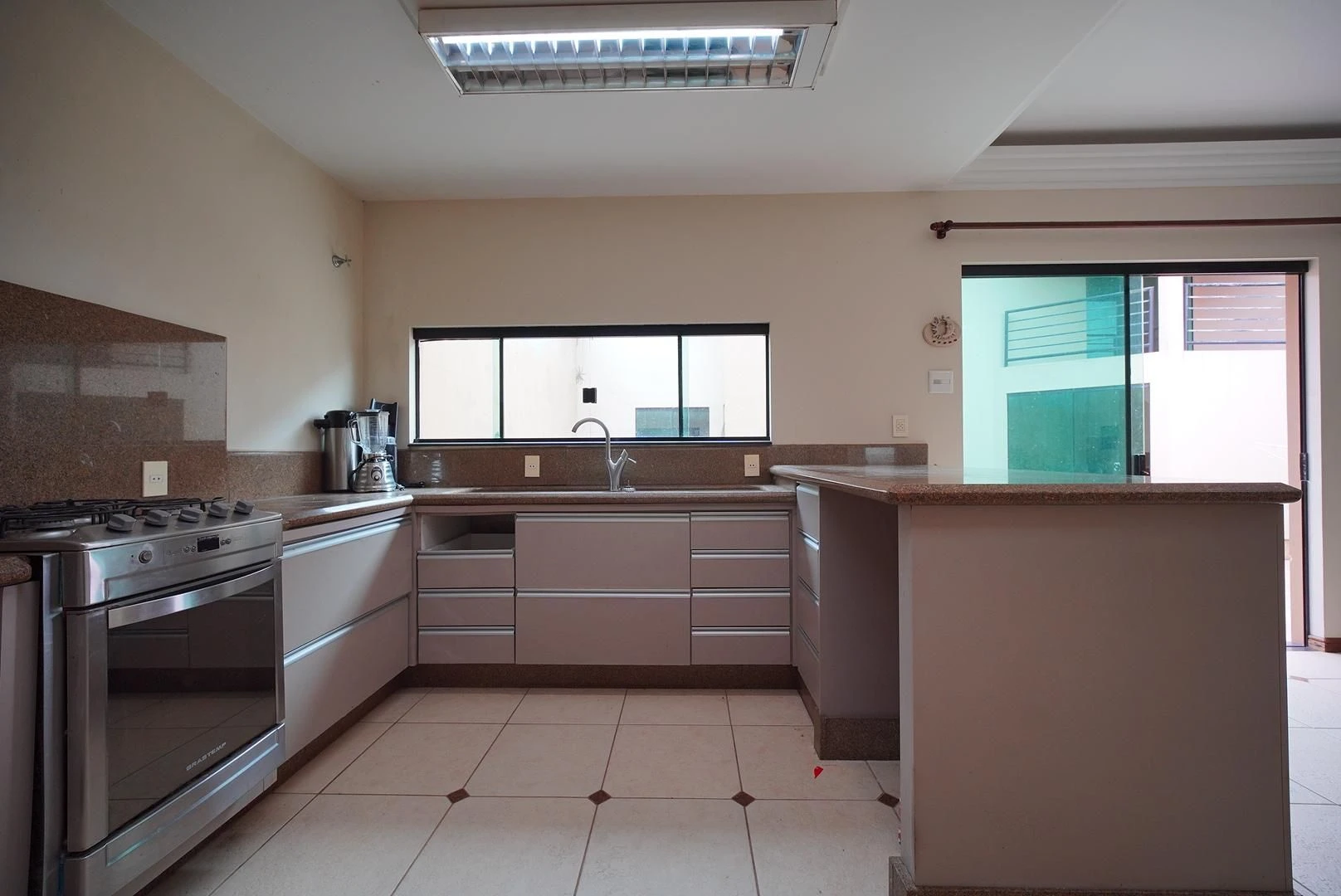407 m² house with a washing machine and a bathtub — photo 9
