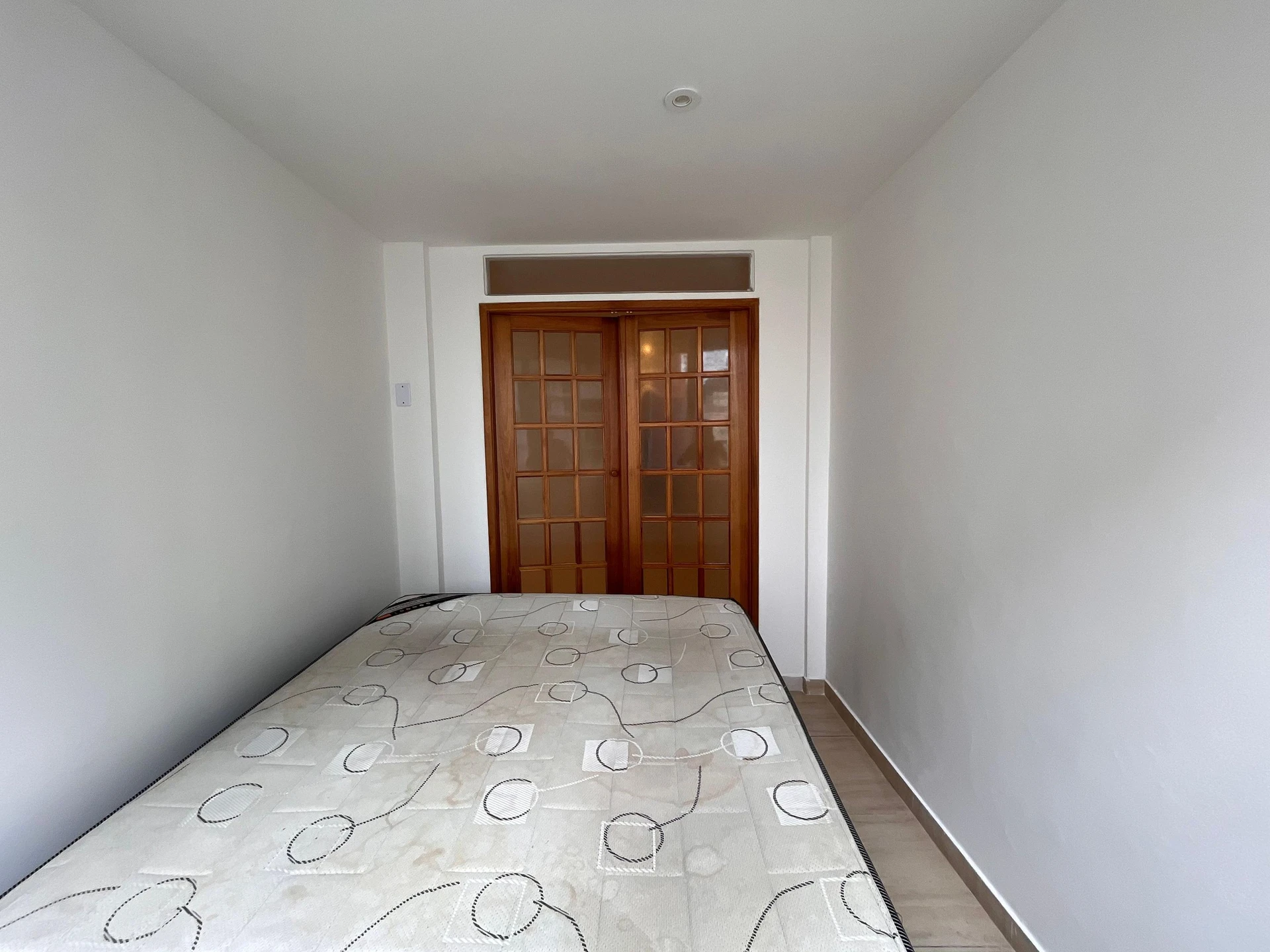 3-bedroom apartment with separate kitchen and electric stove — photo 3