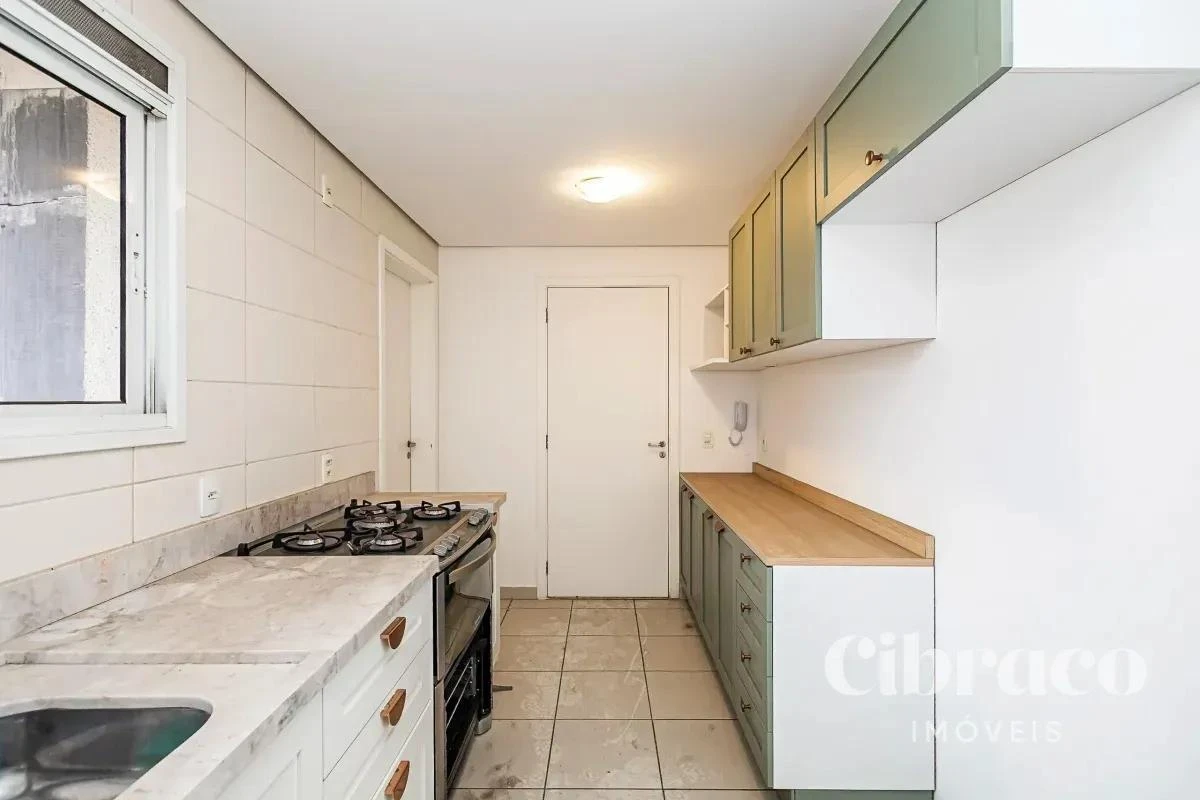 Balcony with a grill in a 4-bedroom apartment, 131 m² — photo 49