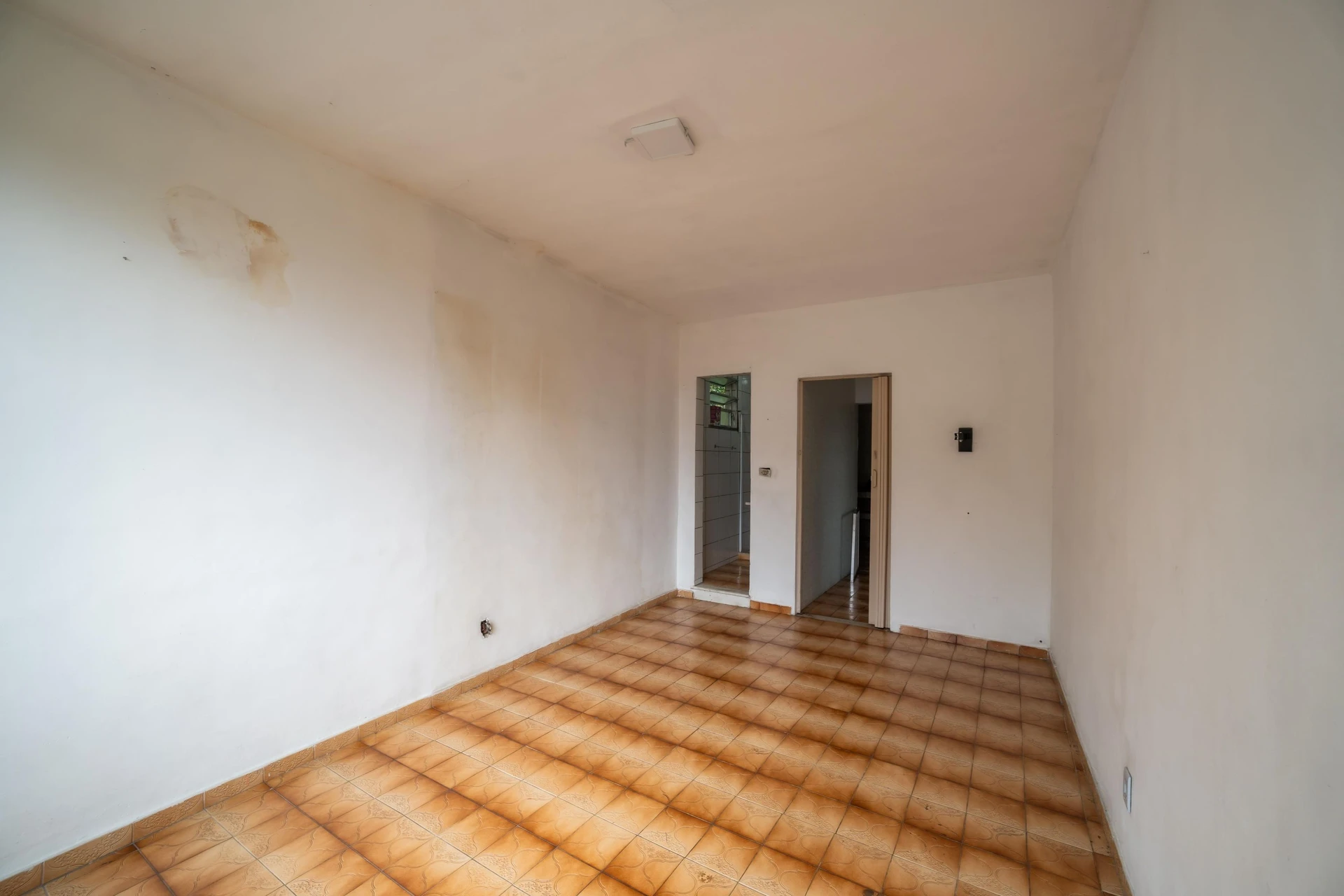 Unfurnished house with 2 bedrooms, yard and balcony — photo 12