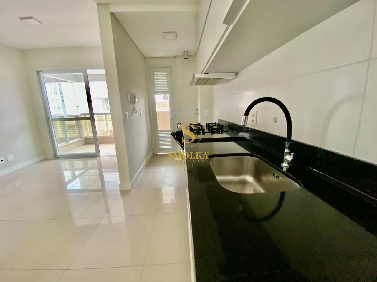 Balcony with a grill in a 2-bedroom apartment, 75 m² — photo 11