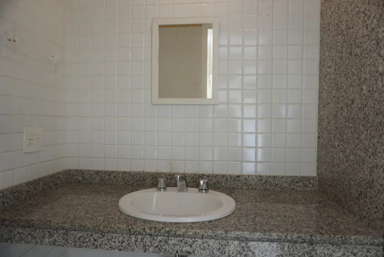 Unfurnished apartment with 4 bedrooms and 3 parking spots — photo 33