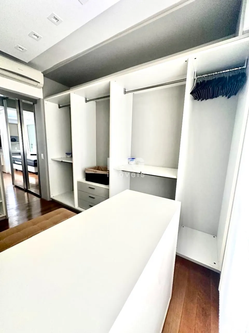 Apartamento mobiliado com 4 quartos e 4 banheiros — photo 14