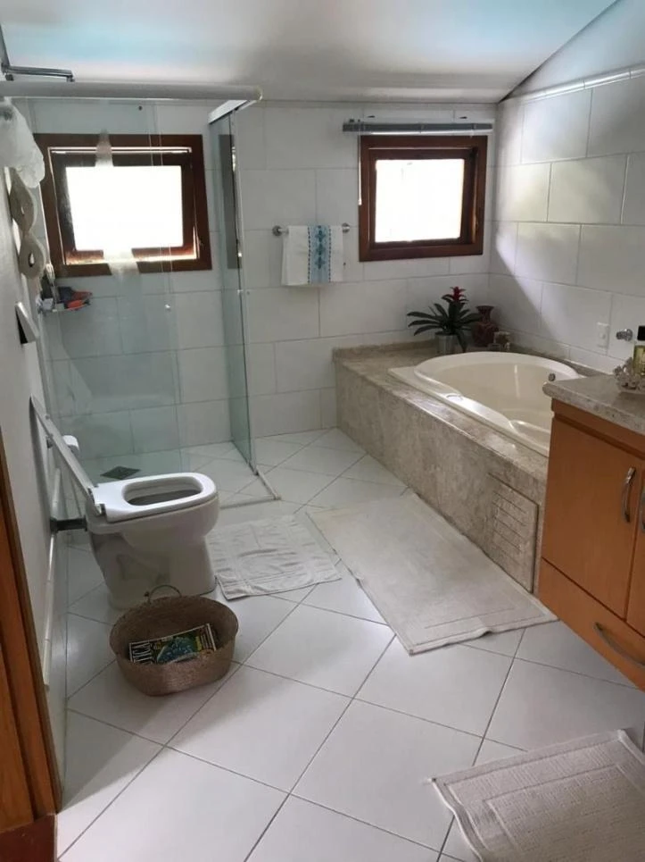 Casa de 290 m² con balcón cerrado con vidrio y bañera — photo 21