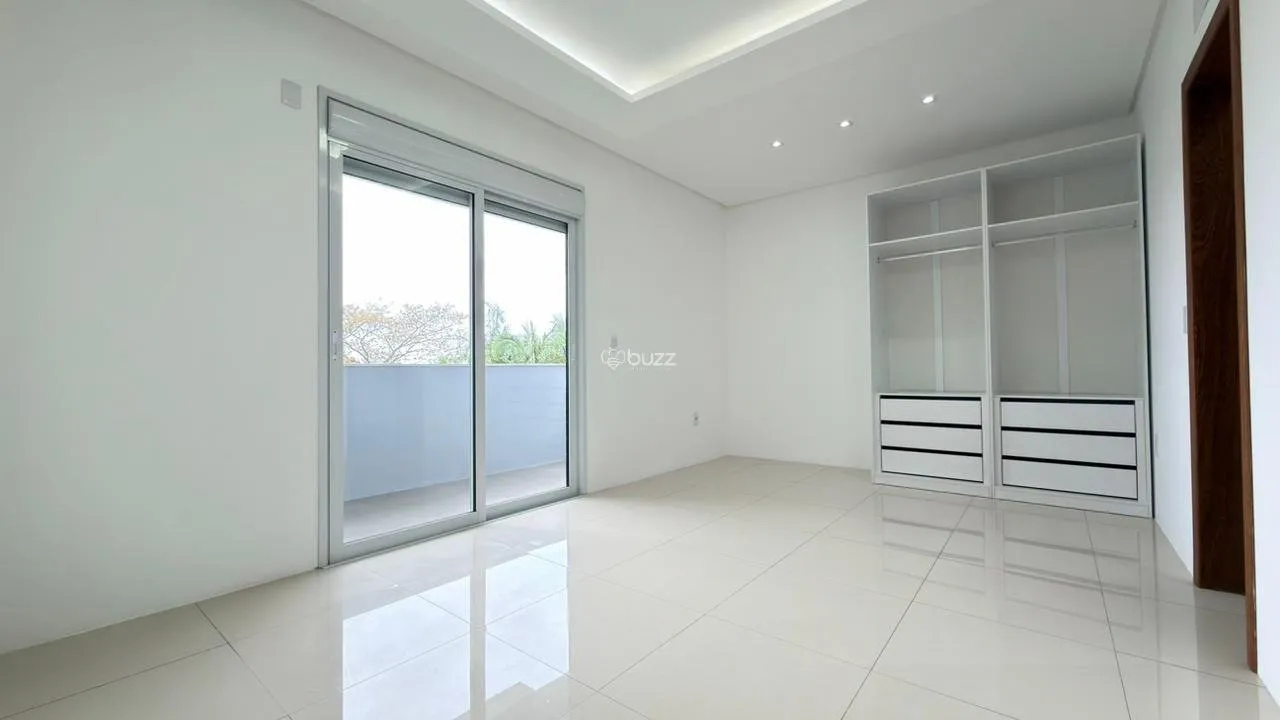 Balcony with a grill in a 2-bedroom house, 140 m² — photo 3