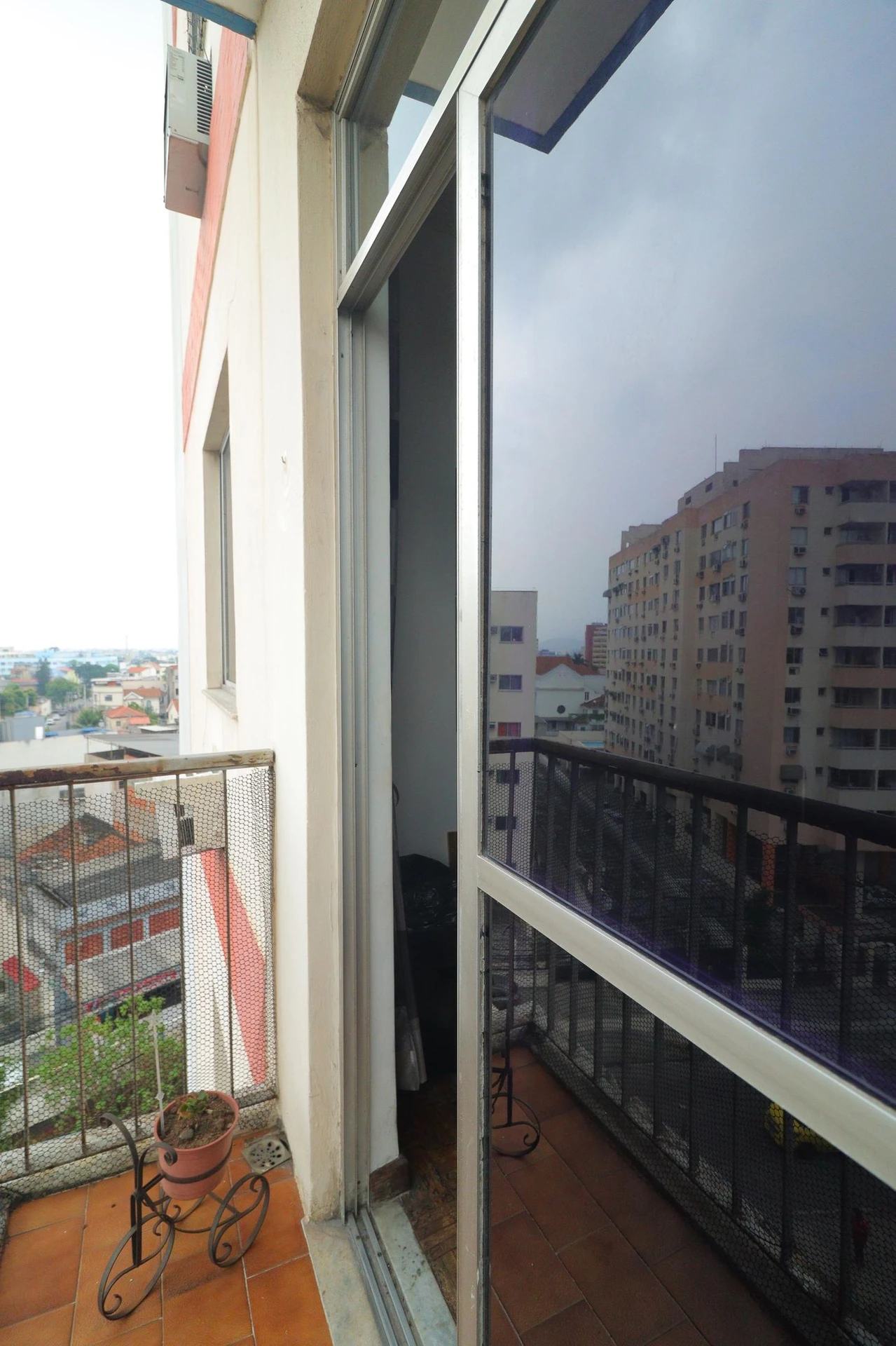 Furnished 3-bedroom apartment with balcony — photo 46
