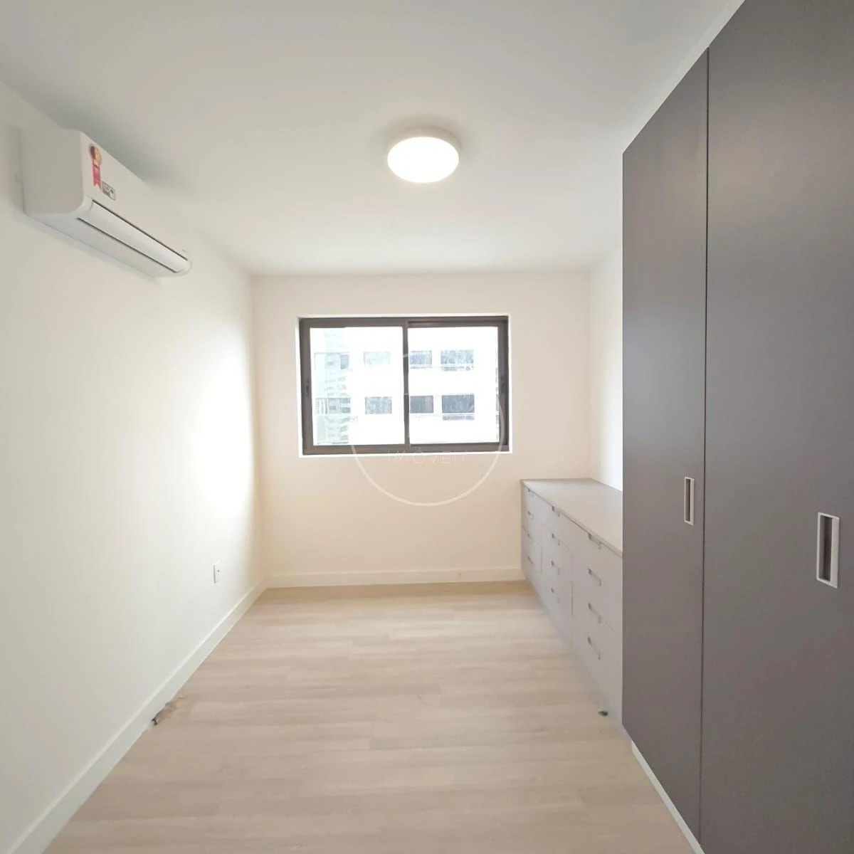 Glass-enclosed balcony in a 4-bedroom apartment, 123 m² — photo 3