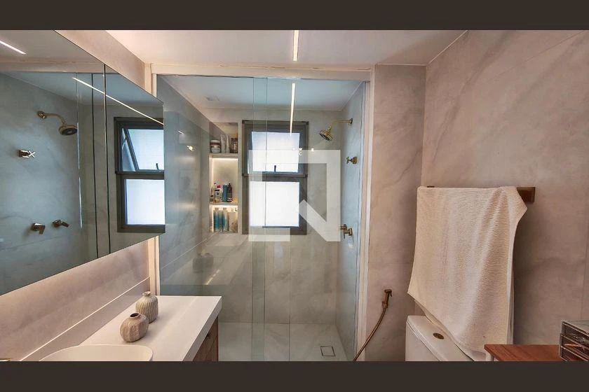 4-bedroom apartment with a glass-enclosed balcony — photo 12