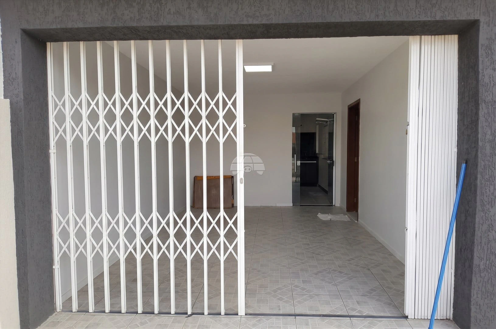 3-bedroom house with 2 bathrooms and covered parking — photo 5