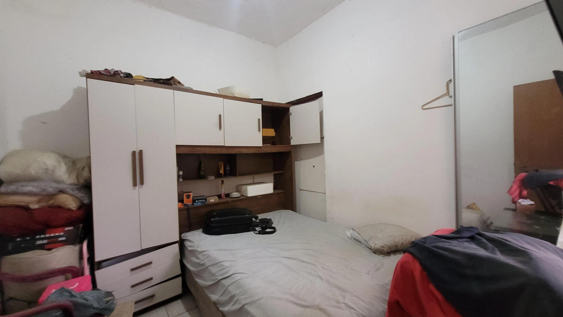 Unfurnished house with 2 bedrooms and 1 bathroom, needs renovation