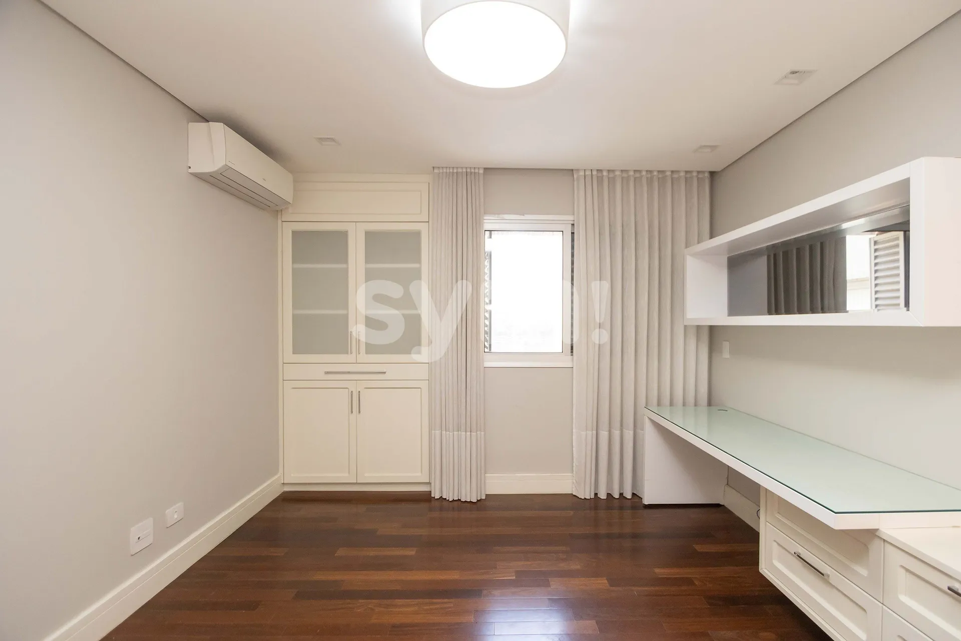 4-bedroom apartment with a fireplace