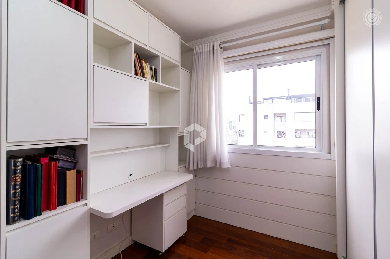 3-bedroom apartment with a glazed enclosed balcony — photo 15