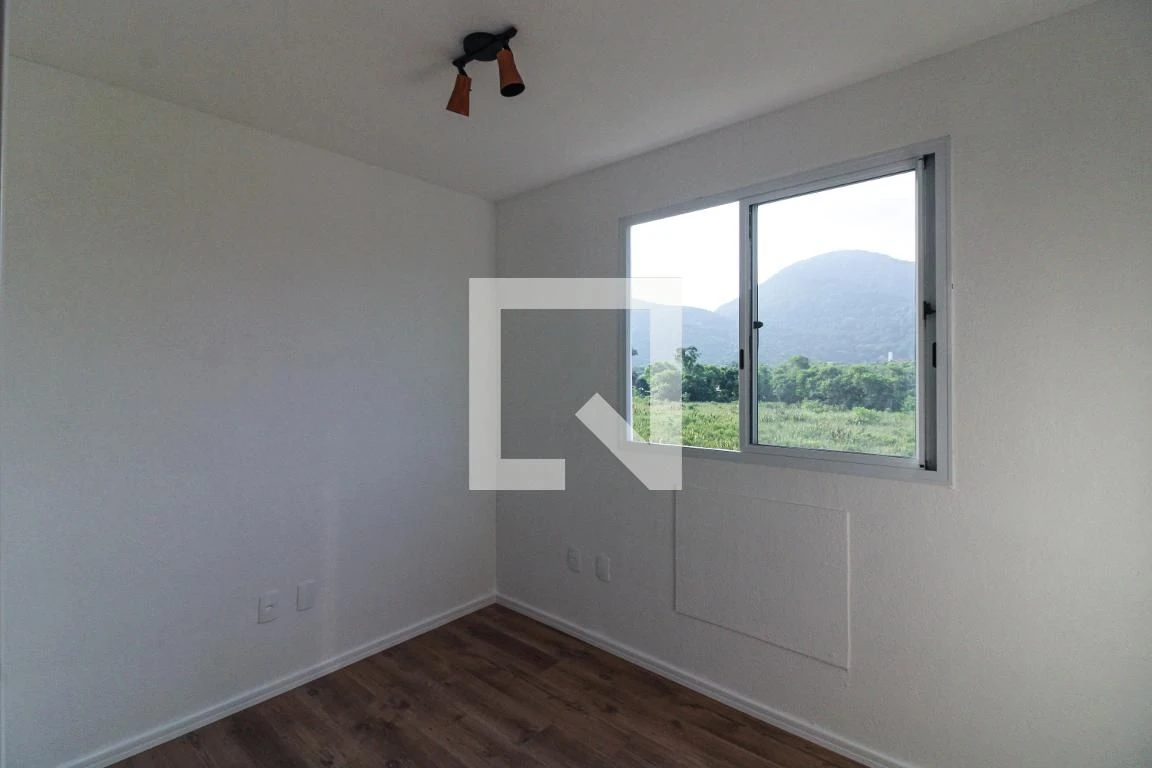 Balcony with a grill in a 2-bedroom apartment, 43 m² — photo 5