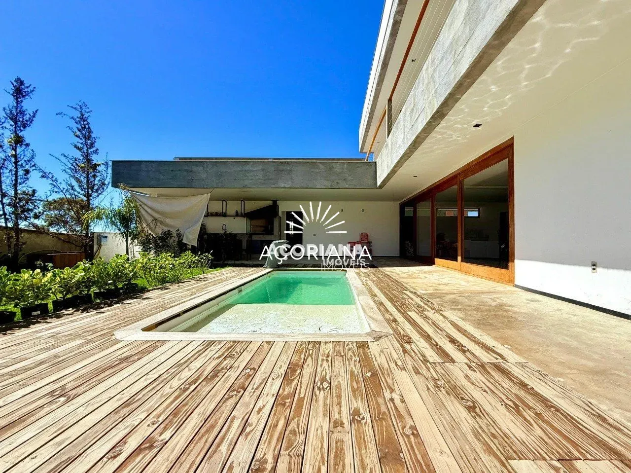 House with open-plan kitchen and 5 bedrooms over 558 m² — photo 59