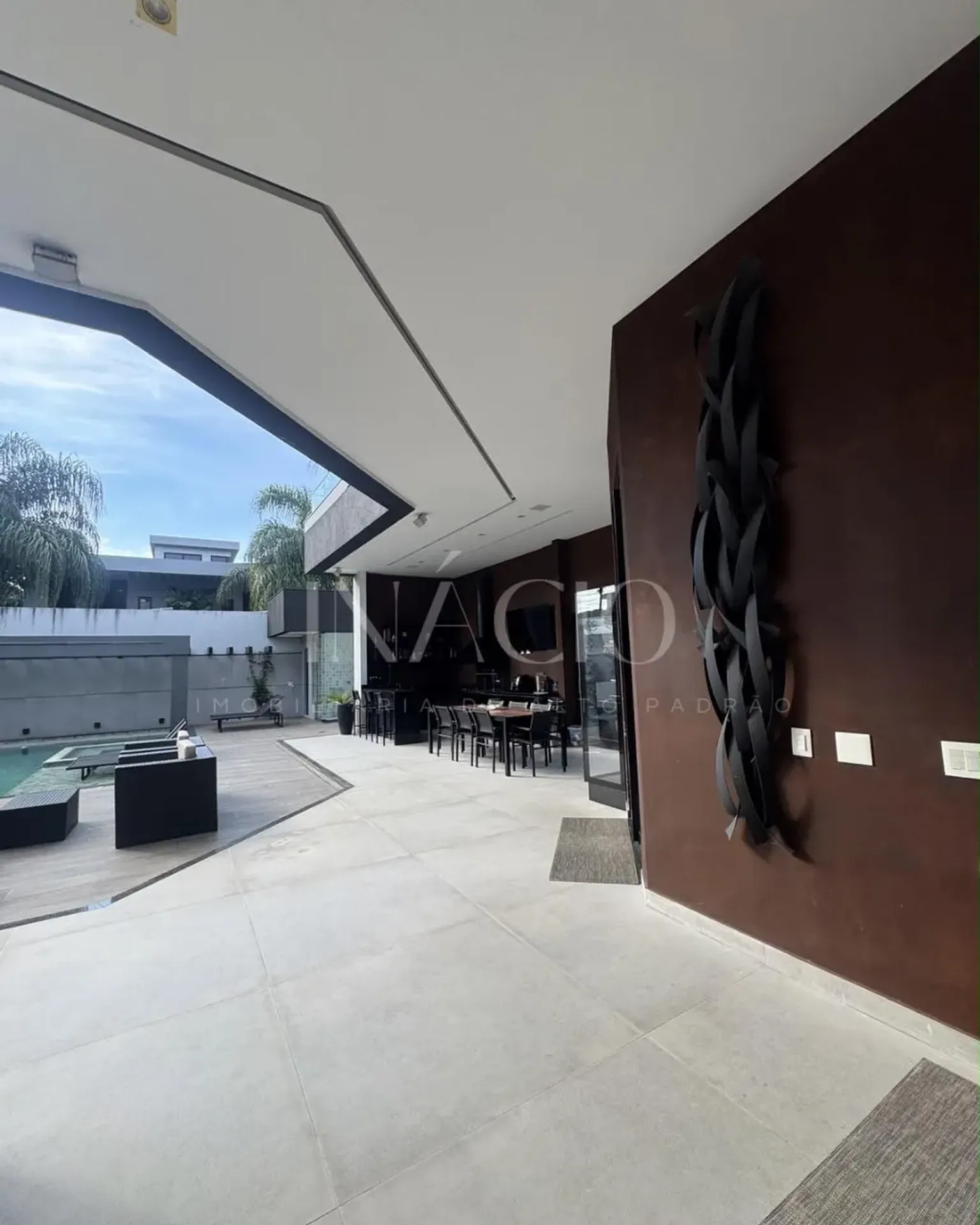 Furnished house, 600 m², with floor-to-ceiling windows — photo 17