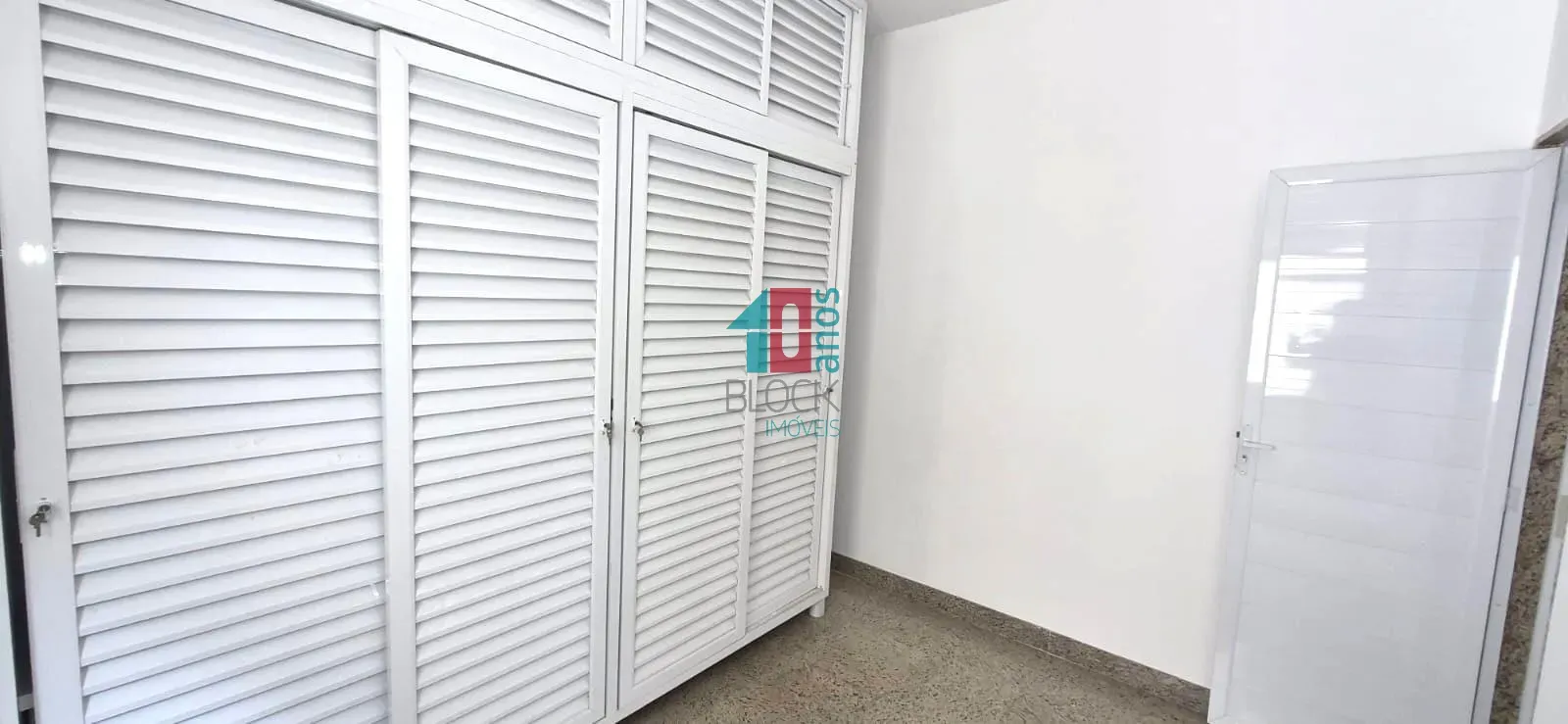 Apartamento com 4 quartos e cozinha separada — photo 34