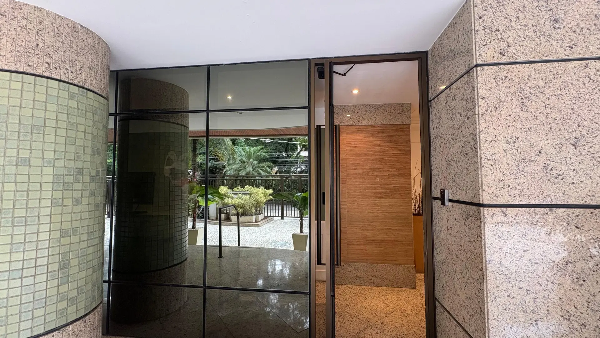 Glass-enclosed balcony in a 3-bedroom apartment, 120 m² — photo 49