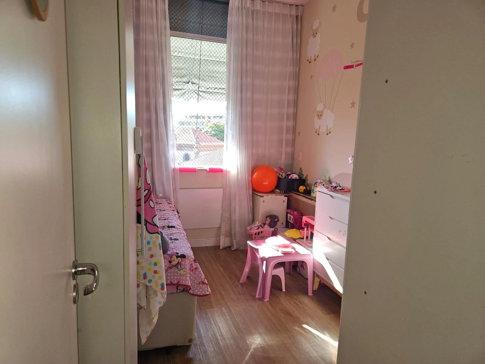 70 m² apartment with a walk-in closet and a home office — photo 3