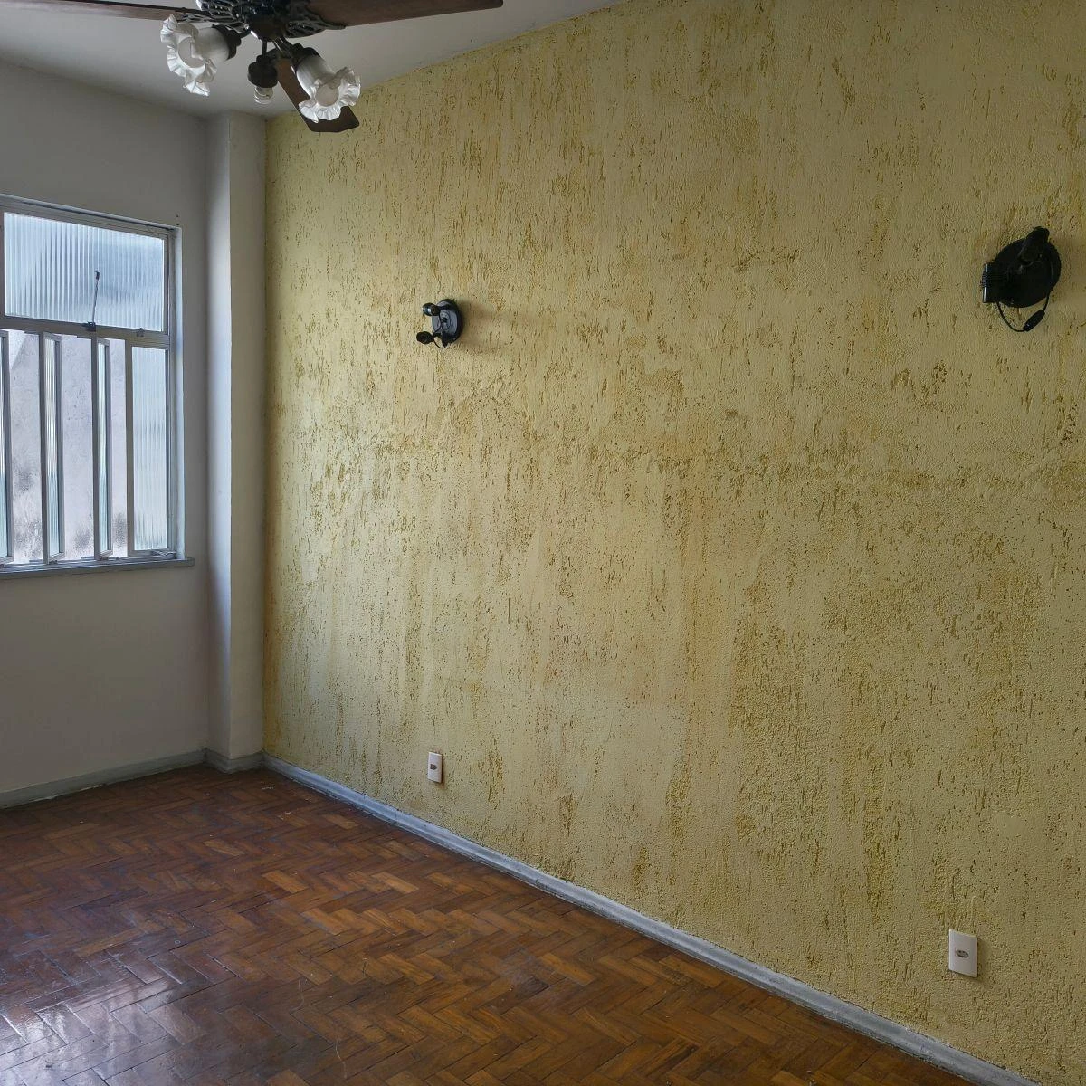 2-bedroom apartment with wood or laminate floors — photo 9