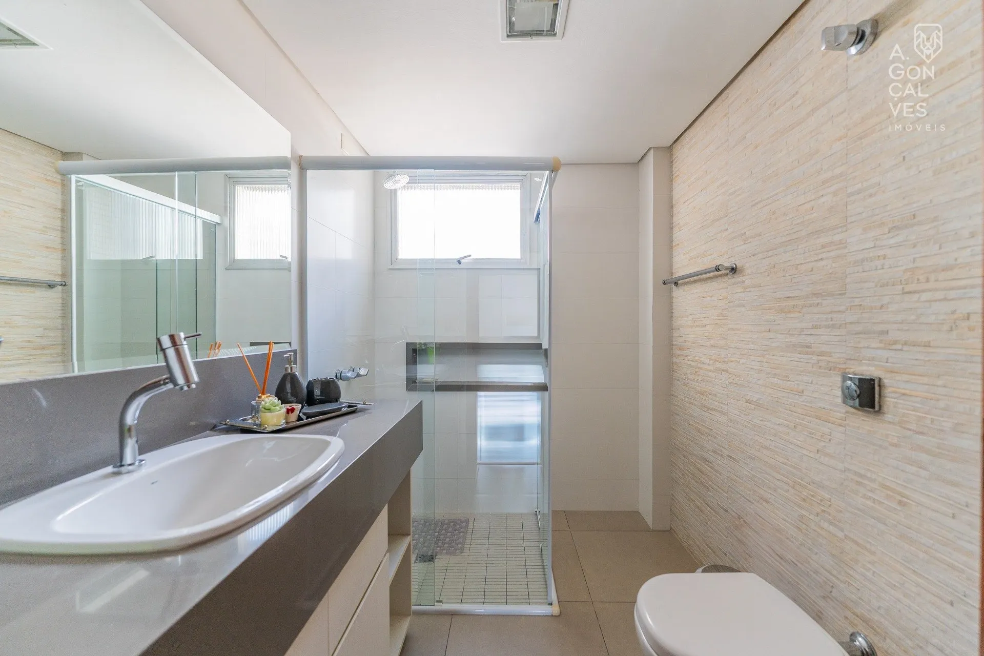 Furnished 219 m² apartment with 4 bedrooms and 2 parking spots — photo 26
