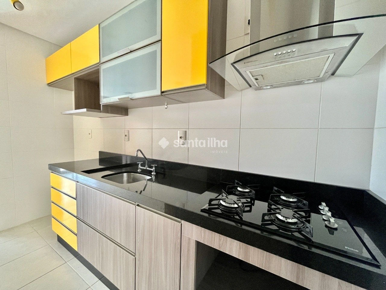 Balcony with a grill in a 2-bedroom apartment, 73 m² — photo 2