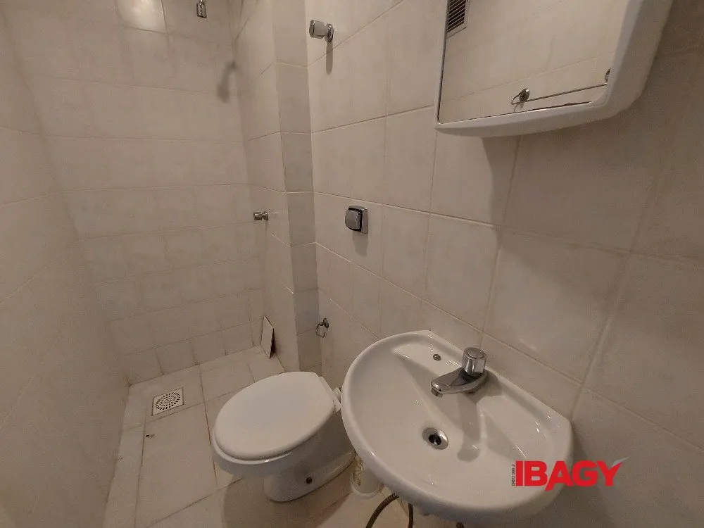 4-bedroom apartment with 2 en-suite baths and enclosed kitchen — photo 14