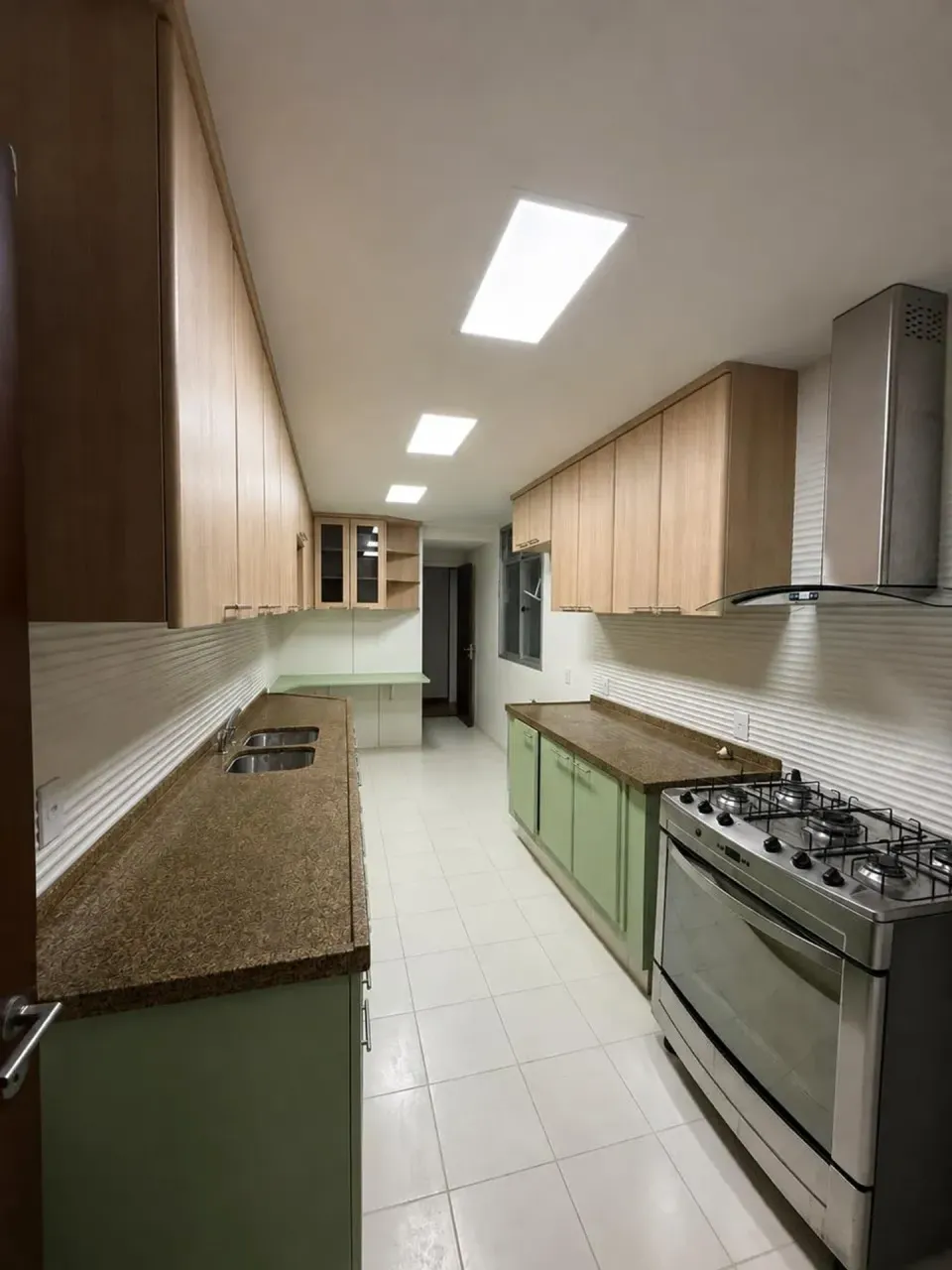 Unfurnished apartment with 3 bedrooms and a balcony — photo 2