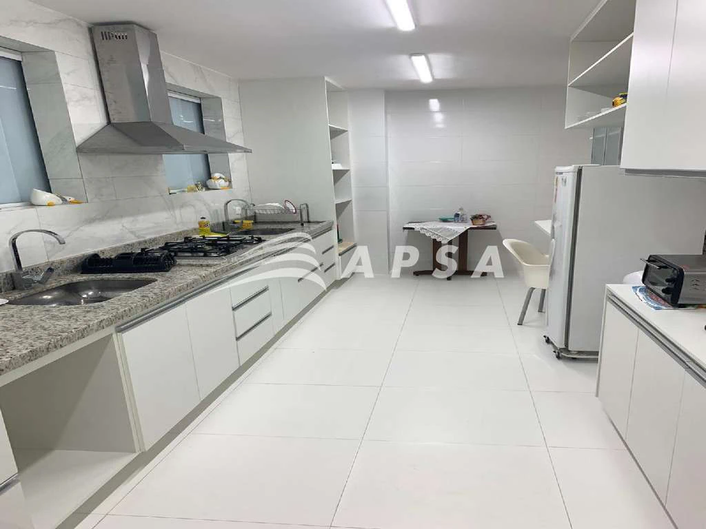 Furnished 4-bedroom apartment, 300 m² and 4 parking spots — photo 2