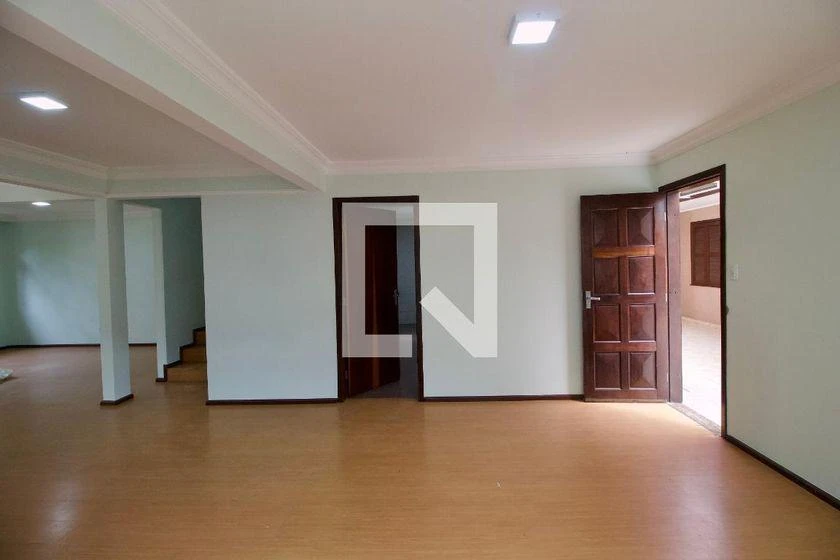 4-bedroom house with wood or laminate floors in Curitiba — photo 9