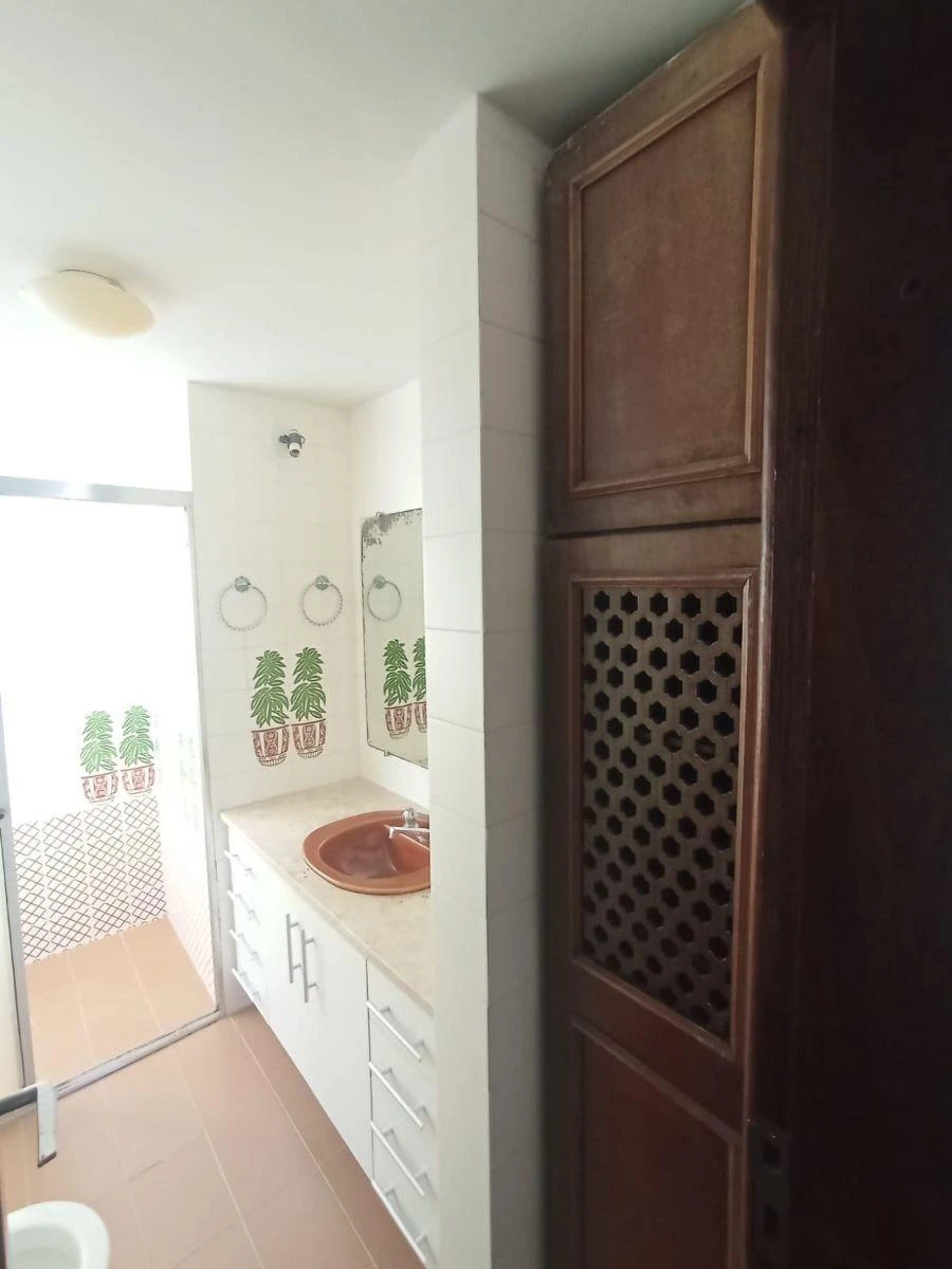 Wood or laminate floors in a 3-bedroom apartment, 110 m² — photo 8