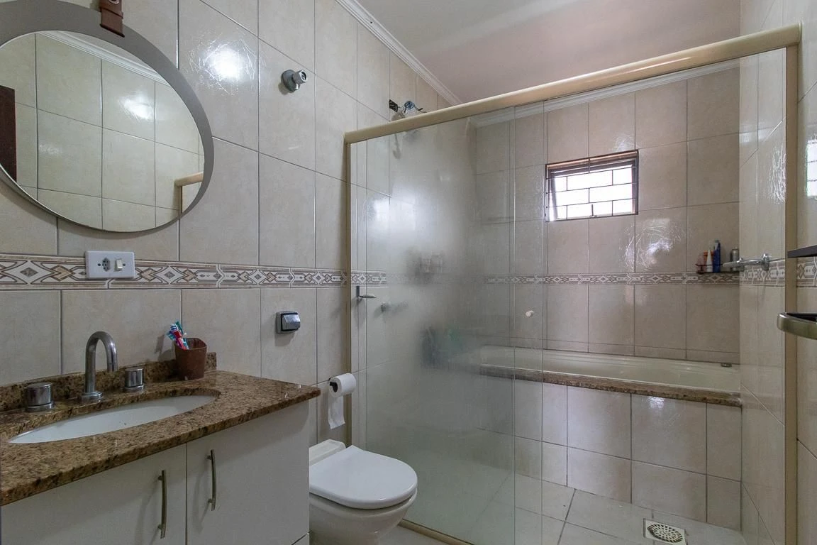 3-bedroom house with a bathtub in Curitiba — photo 32
