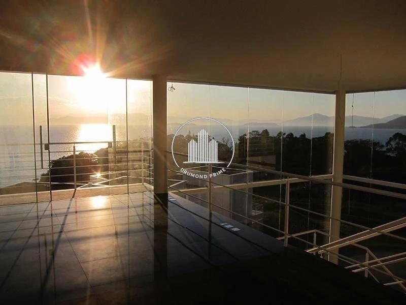 718 m² house with 3 bedrooms and floor-to-ceiling windows — photo 4