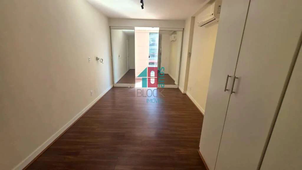 4-bedroom apartment with a glassed-in balcony — photo 2