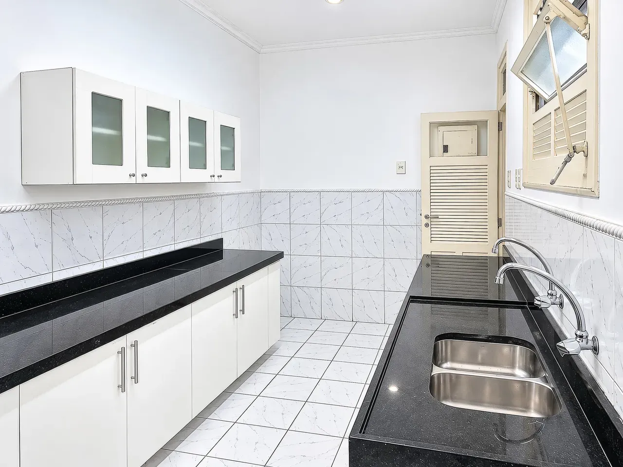 Apartment on the 5th floor with wood or laminate floors — photo 2