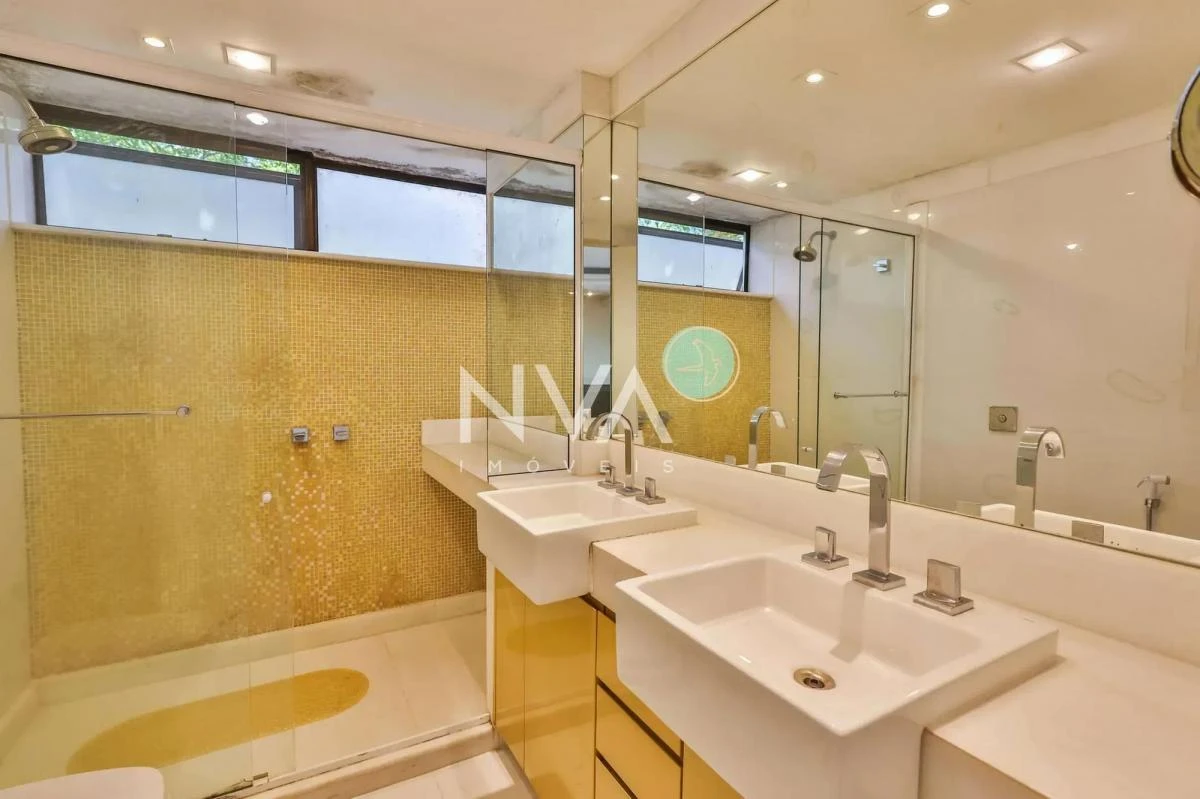Apartment with balcony, 3 bedrooms and 4 bathrooms — photo 37