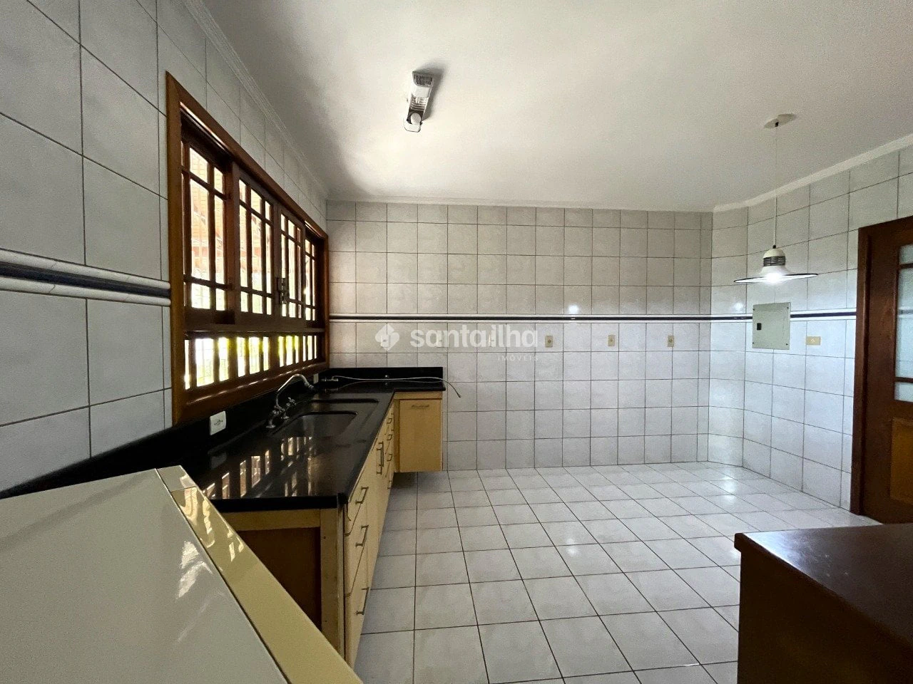 200 m² house with a private BBQ and a grill on the balcony — photo 9