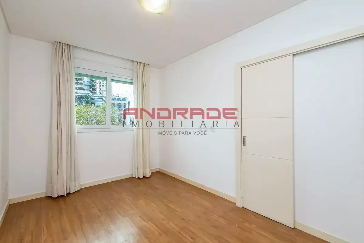 Apartment with 3 bedrooms and glass balcony — photo 36