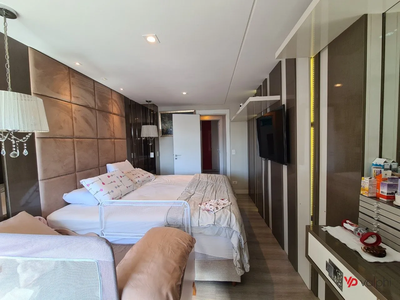 Furnished 2-bedroom apartment with enclosed balcony — photo 34