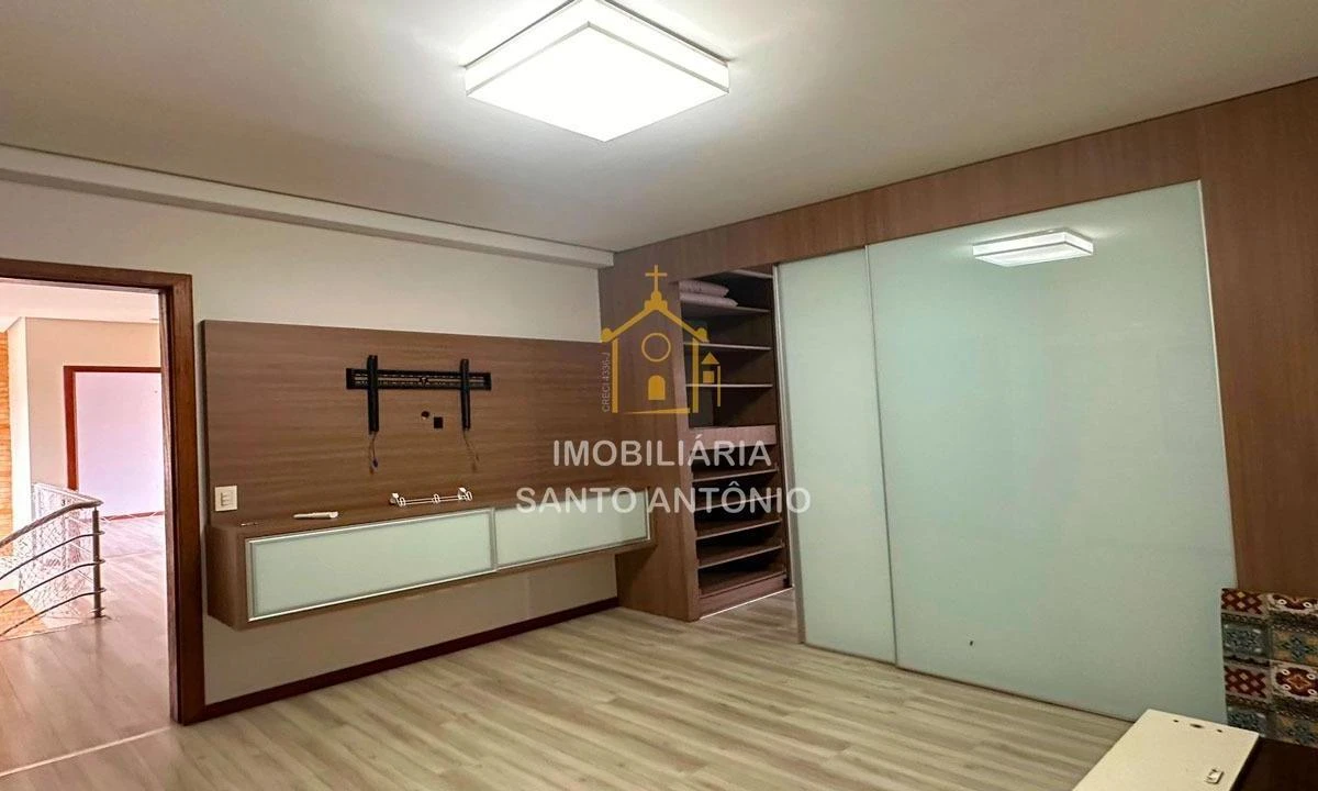 Glass-enclosed balcony in a 3-bedroom house, 300 m² — photo 5