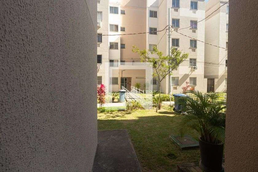 2-bedroom apartment with compact kitchen and 1 parking spot