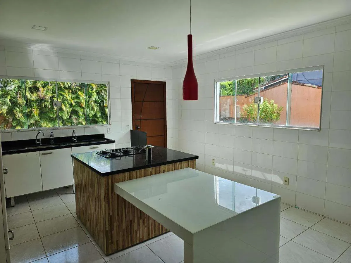 House with 5 bedrooms and 5 bathrooms in a modern style — photo 43
