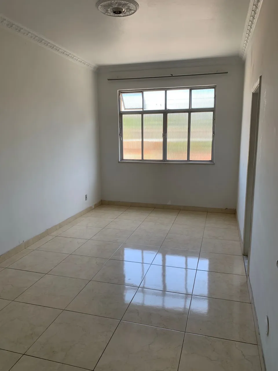 Unfurnished apartment with 2 bedrooms and tile flooring
