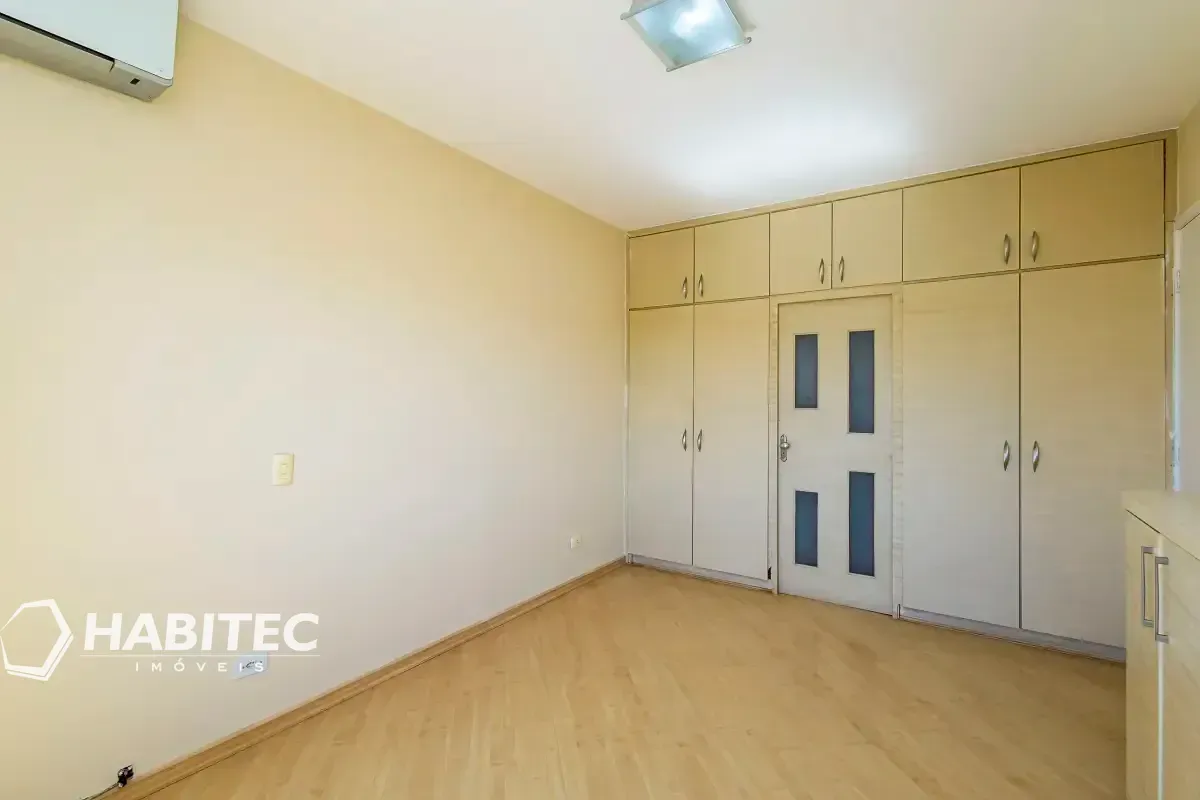 4-bedroom apartment with 2 bathrooms and a balcony — photo 30