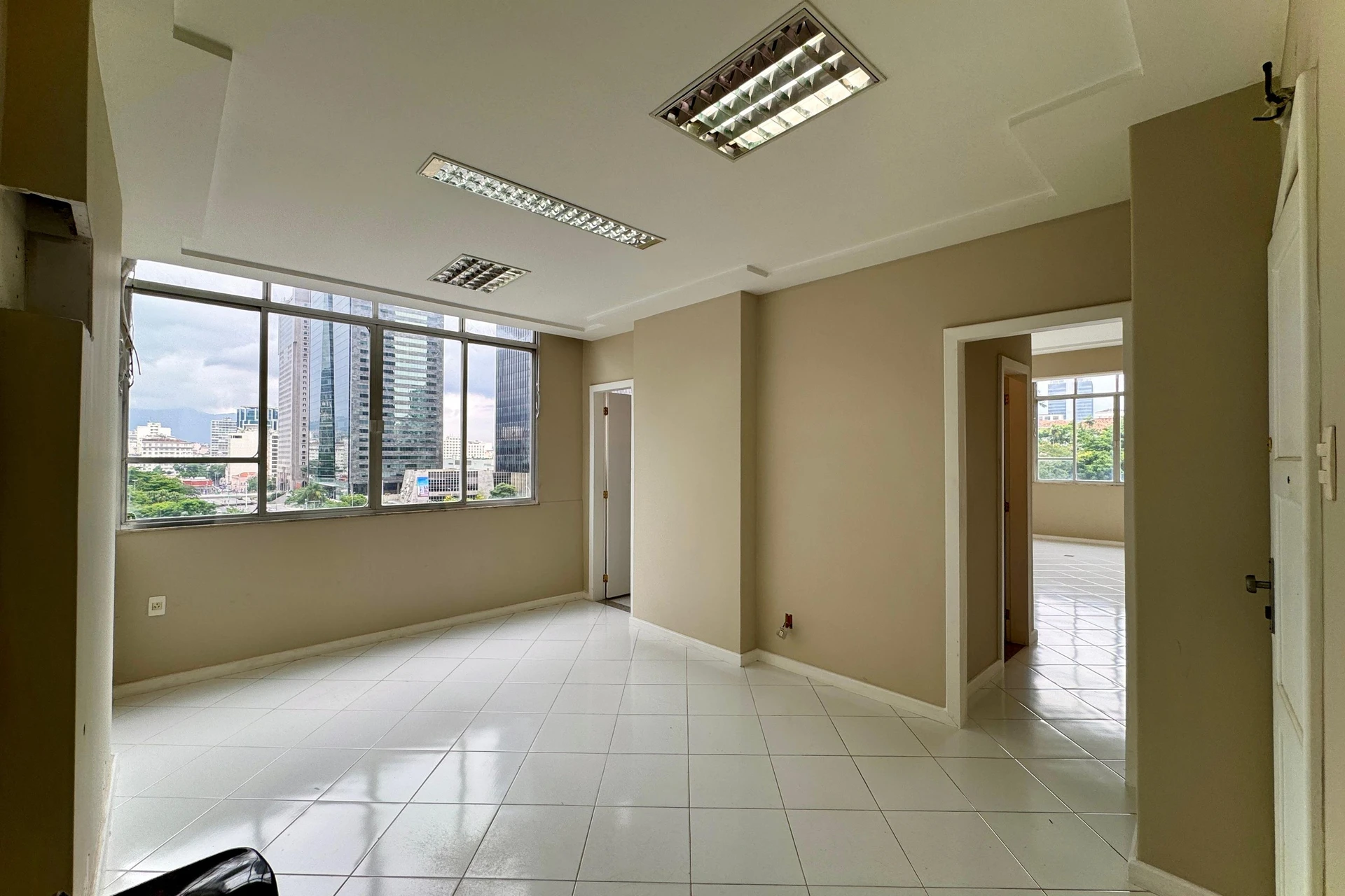 Furnished 2-bedroom apartment with 1 suite and balcony — photo 27