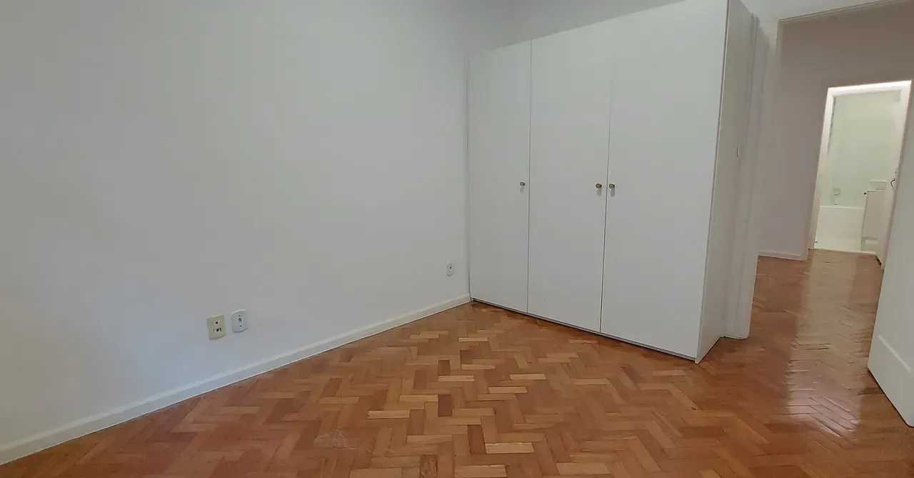 1-bedroom apartment with wood floors and glass shower — photo 3