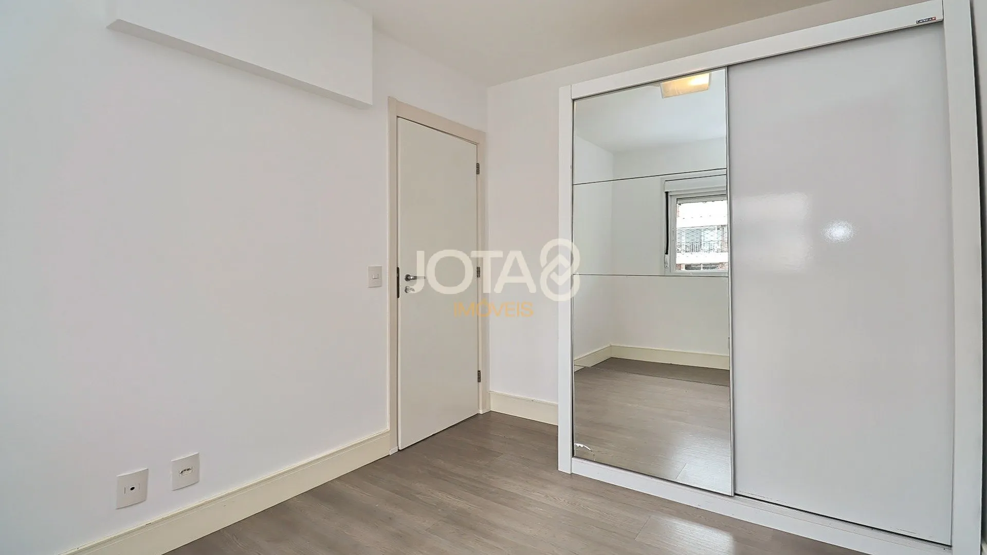 Apartment with 4 bedrooms and a private BBQ — photo 22